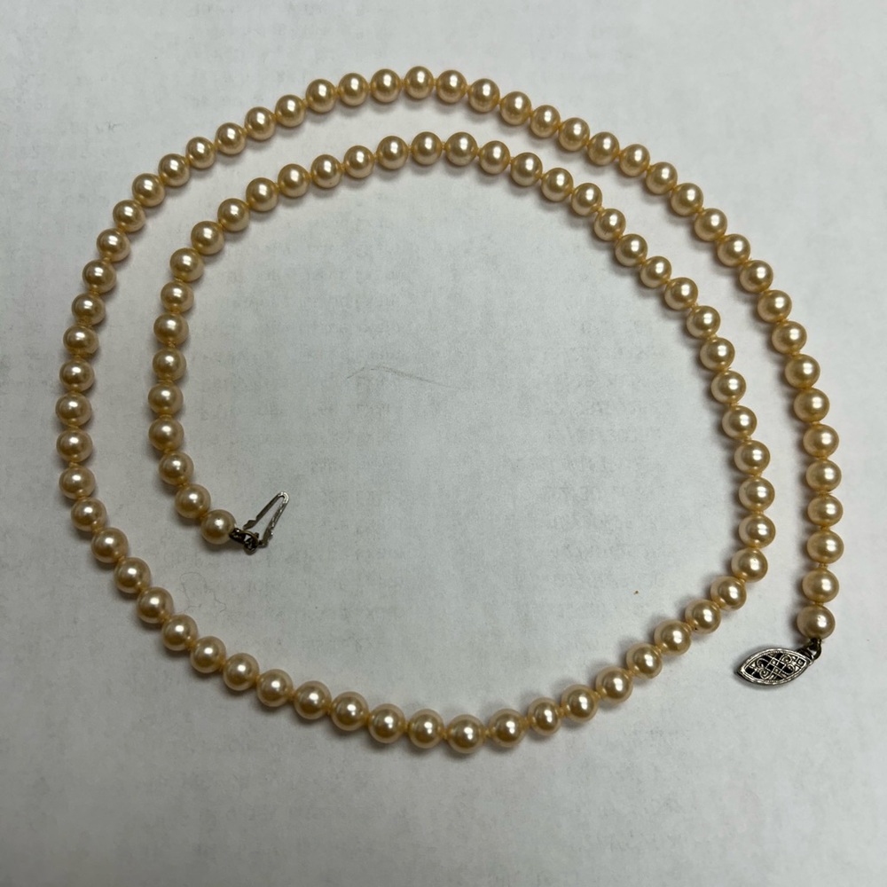 🌟🌟Vintage Elegant 24” Cream Pearl Necklace with Sterling Silver Clasp.